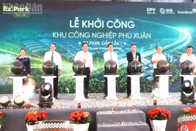 Bí thư Tỉnh ủy Đắk Lắk Lương Nguyễn Minh Triết và các đại biểu ấn nút khởi công dự án Khu Công nghiệp Phú Xuân (Ez.Park Đắk Lắk I). 