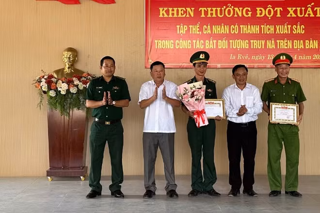 Đồng chí Nguyễn Huy Tiến, Bí Thư Đảng ủy xã và đồng chí Nguyễn Văn Hoa, Chủ tịch Ủy ban nhân dân xã Ia Rvê tặng giấy khen cho các tập thể đạt thành tích xuất sắc.