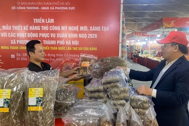 Nhiều sản phẩm phục vụ Tết Nguyên đán được bày bán tại chương trình.