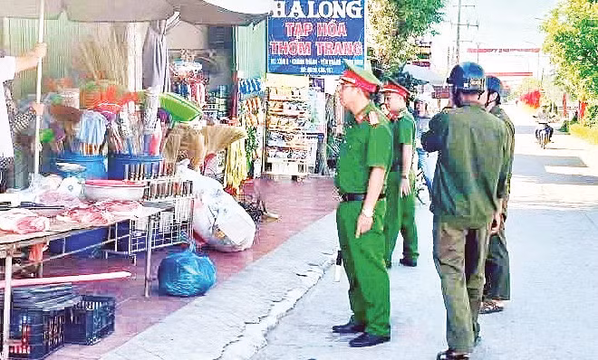 Lực lượng Công an tỉnh Ninh Bình tuyên truyền, giải tỏa hành lang an toàn giao thông.