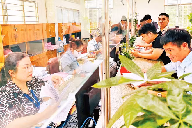 Người dân làm thủ tục tại Trung tâm Phục vụ hành chính công phường Gò Vấp, Thành phố Hồ Chí Minh.