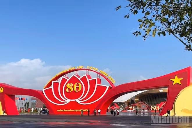 Triển lãm thành tựu đất nước chủ đề “80 năm hành trình Độc lập-Tự do-Hạnh phúc” thu hút sự quan tâm của nhân dân và khách du lịch.