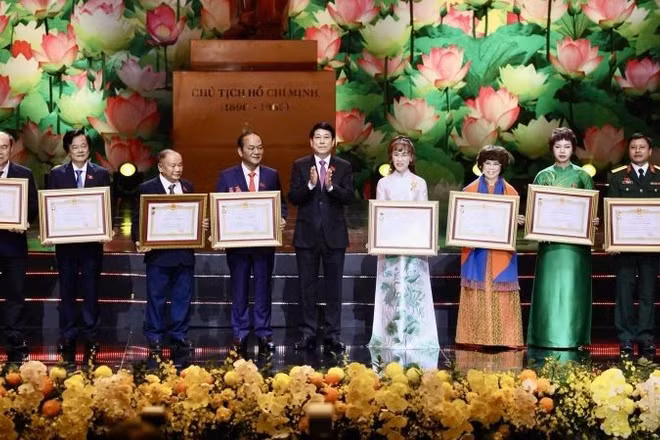 Nữ doanh nhân, Tiến sĩ Nguyễn Thị Phương Thảo đón nhận danh hiệu Anh hùng Lao động thời kỳ mới. (Ảnh: PV)