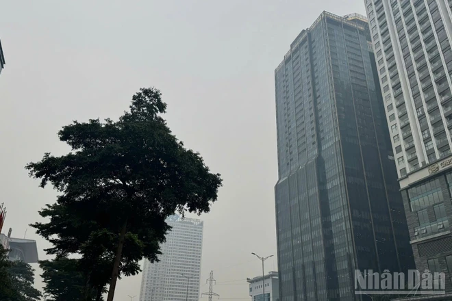 Bầu trời Hà Nội luôn trong tình trạng mờ mịt vì khói bụi. 