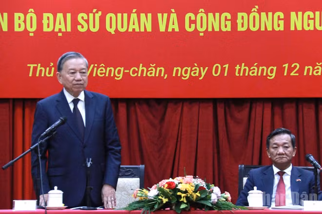 Tổng Bí thư Tô Lâm và Đại sứ Việt Nam tại Lào Nguyễn Minh Tâm.