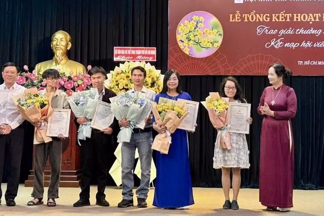Nhà văn Trịnh Bích Ngân - Chủ tịch Hội Nhà văn Thành phố Hồ Chí Minh (bên phải) và lãnh đạo Sở Văn hóa và Thể thao thành phố trao Giải thưởng văn học năm 2025 đến các tác giả đoạt giải.