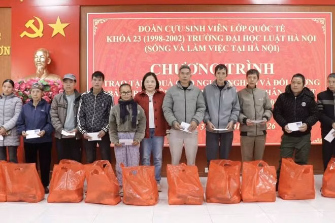 Trao tặng các suất quà tới các hộ nghèo, cận nghèo, gia đình chính sách và người có hoàn cảnh khó khăn tại xã Lợi Bác, tỉnh Lạng Sơn. (Ảnh: HÀ TRANG)