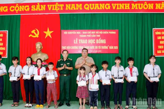 Ban Chỉ huy Bộ đội Biên phòng thành phố Cần Thơ phối hợp Hội Khuyến học thành phố tổ chức Lễ trao học bổng cho các em học sinh trên địa bàn khu vực biên giới biển.