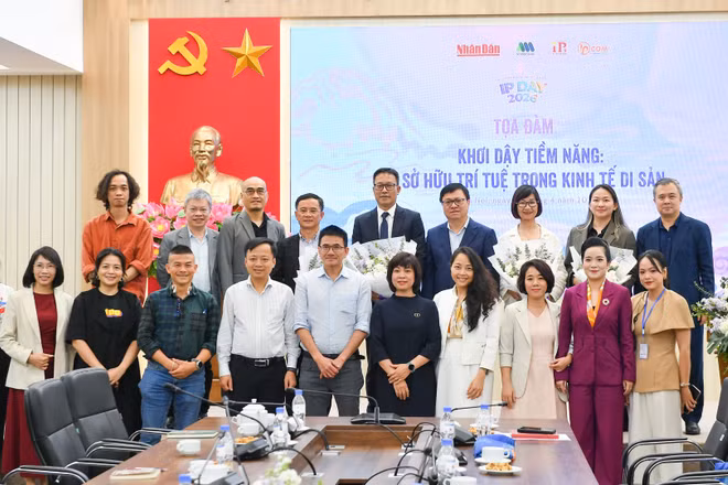 Tổng Biên tập Báo Nhân Dân Lê Quốc Minh và các đại biểu dự sự kiện.