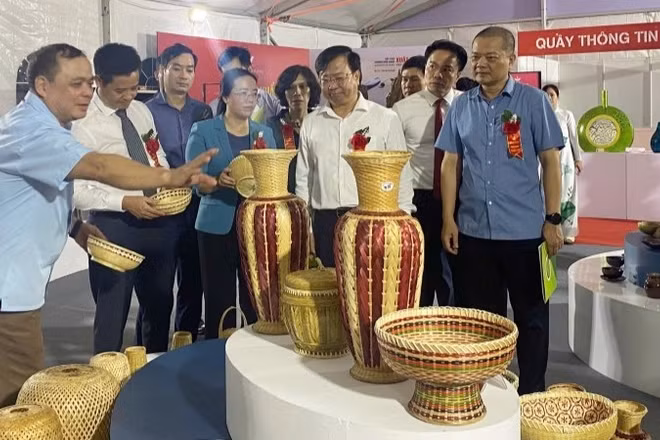 Sở Công thương Hà Nội giới thiệu, quảng bá các sản phẩm làng nghề Hà Nội. 