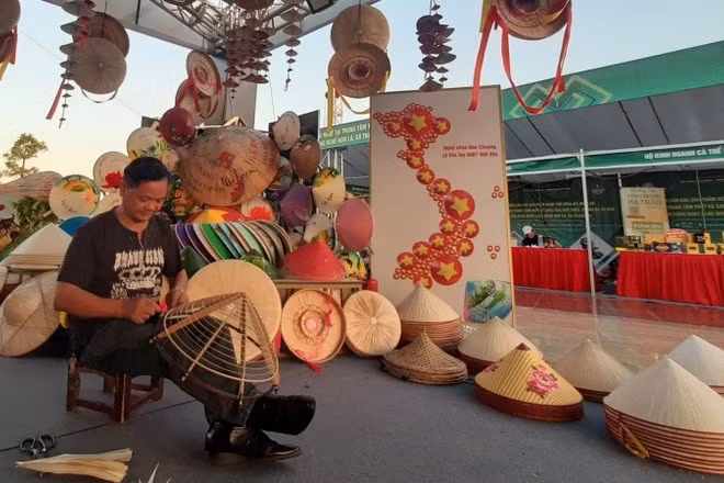 Những sản phẩm làng nghề truyền thống của xã Thanh Oai tại triển lãm.