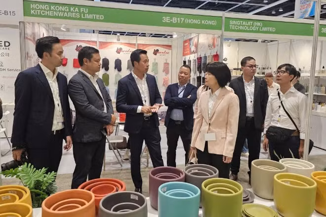 Đoàn Sở Công thương Hà Nội và đại diện Thương vụ Việt Nam tại Hồng Kông (Trung Quốc) làm việc với doanh nghiệp tham gia hội chợ.