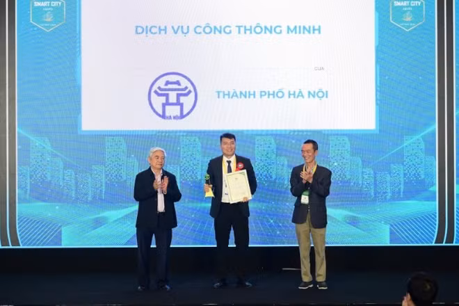 Đại diện thành phố Hà Nội nhận giải thưởng tại Lễ công bố.