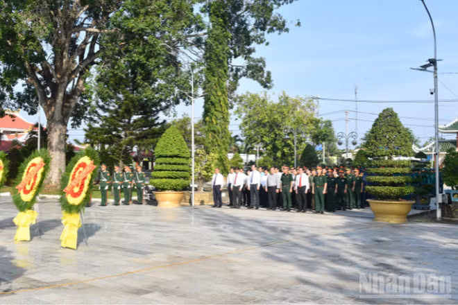 Lãnh đạo Ban Chỉ đạo 515 Quân khu 9, Ban Chỉ đạo 515 thành phố Cần Thơ và các sở, ngành thành phố, địa phương dự lễ dâng hoa, dâng hương. 