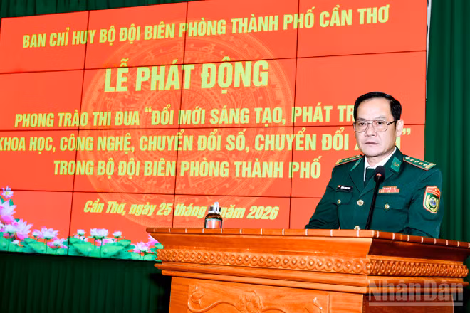 Đại tá Huỳnh Thanh Hùng, Chính ủy Bộ đội Biên phòng thành phố Cần Thơ phát động thi đua tại buổi lễ.