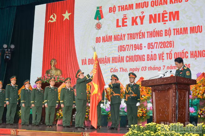 Thừa ủy quyền Chủ tịch nước, Trung tướng Hồ Văn Thái, Chính ủy Quân khu 9 trao Huân chương bảo vệ Tổ quốc tặng Bộ Tham mưu Quân khu 9.