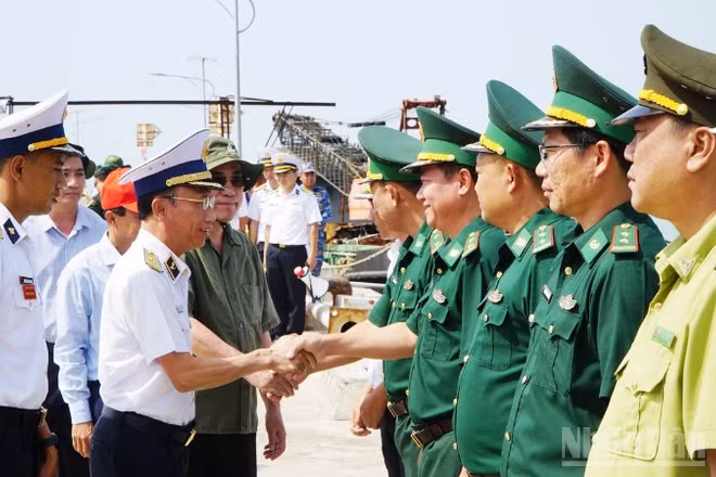 Đoàn công tác đến đảo Hòn Khoai.