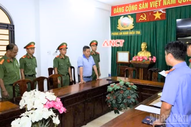 Cơ quan An ninh điều tra tống đạt quyết định khởi tố đối với Võ Xuân Trường. (Ảnh Hải Đăng)