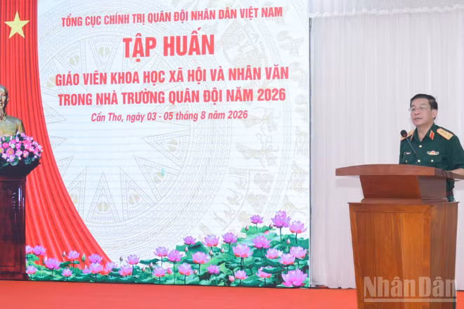 Thượng tướng Trương Thiên Tô, Ủy viên Trung ương Đảng, Ủy viên Quân ủy Trung ương, Phó Chủ nhiệm Tổng cục Chính trị Quân đội nhân dân Việt Nam phát biểu khai mạc tập huấn. 