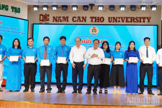 Nhiều tập thể, cá nhân có thành tích xuất sắc đóng góp cho tổ chức Công đoàn Cần Thơ được tặng thưởng.