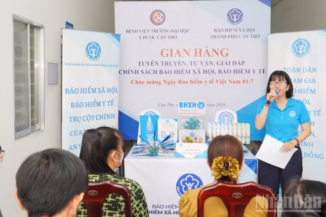 Nhân viên Bảo hiểm xã hội thành phố Cần Thơ tư vấn chính sách bảo hiểm y tế cho người dân.