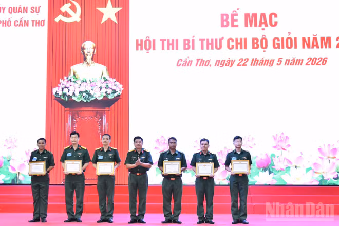 Đại tá Phạm Ngọc Quang, Chính ủy Bộ Chỉ huy Quân sự thành phố trao giấy khen cho các thí sinh đạt thành tích xuất sắc tham gia hội thi.