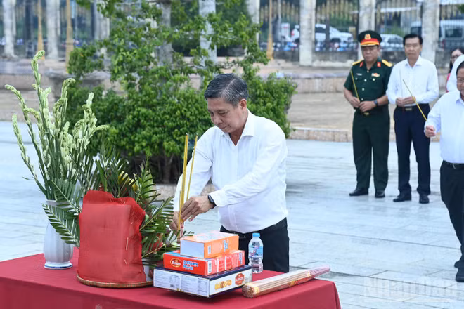 Đồng chí Đồng Văn Thanh, Ủy viên Trung ương Đảng, Phó Bí thư Thường trực Thành ủy, Chủ tịch Hội đồng nhân dân thành phố Cần Thơ dâng hương tại buổi lễ.