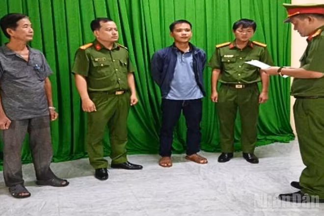 Cơ quan Cảnh sát điều tra Công an thành phố Cần Thơ thi hành lệnh khám xét chỗ ở và bắt bị can để tạm giam Nguyễn Hải Đăng. (Ảnh: Công Bằng)