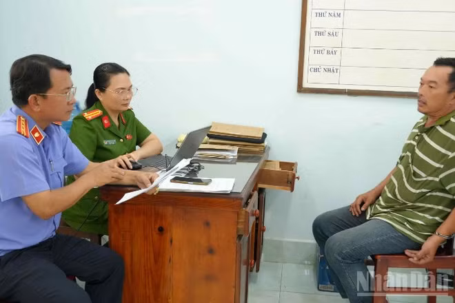 Cơ quan chức năng lấy lời khai Dương Tấn Cường. (Ảnh: TRỌNG TÍN)
