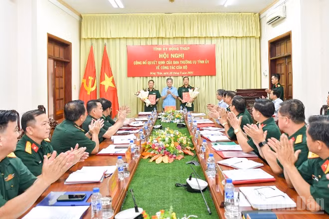 Đồng chí Ngô Chí Cường trao quyết định cho Thiếu tướng Trần Minh Trang và Đại tá Nguyễn Văn Hoa.