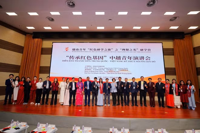 Đại diện các trường đại học Việt Nam tham dự Diễn đàn Thanh niên Trung Quốc - Việt Nam kế thừa nguồn gen đỏ. 
