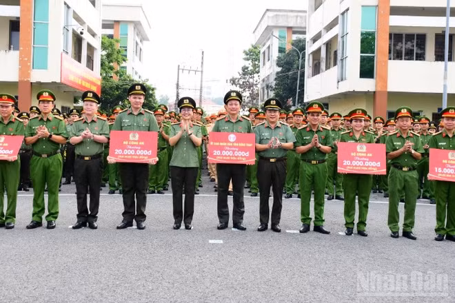 Đại diện Ban Giám đốc Công an tỉnh Đồng Tháp trao thưởng các tập thể lập thành tích xuất sắc trong công tác đấu tranh và phòng, chống tội phạm. 