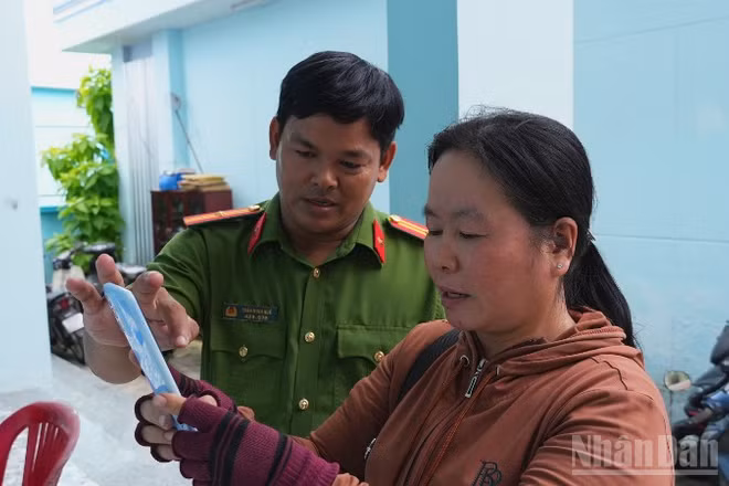 Công an xã Tân Phước 3 (tỉnh Đồng Tháp) hướng dẫn người dân đăng ký tài khoản định danh điện tử VNeID.