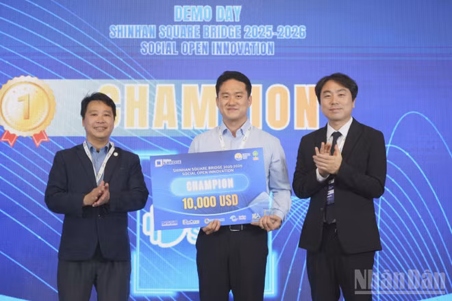 Trao giải quán quân trị giá 10.000 USD cho Vandalsoft - giải pháp nông nghiệp thông minh cho mô hình nuôi côn trùng làm thực phẩm. (Ảnh: PV)