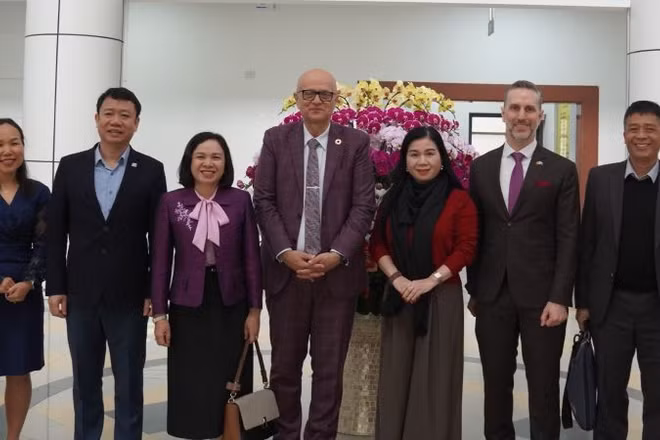 Tiến sĩ Aleksandar (Sasha) Bodiroza chụp ảnh cùng các đại diện, cán bộ Bộ Y tế và UNFPA. (Nguồn: UNFPA)