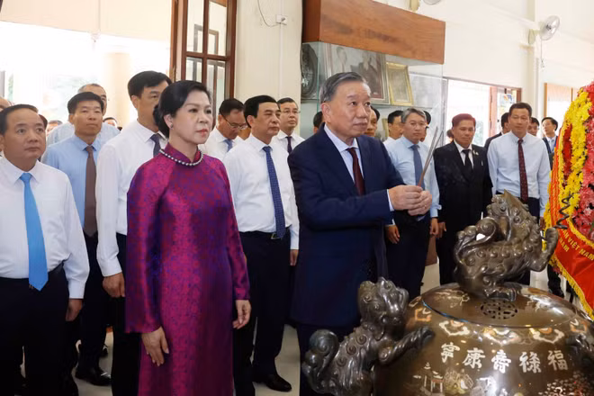 Tổng Bí thư, Chủ tịch nước Tô Lâm và Phu nhân cùng Đoàn đại biểu cấp cao Việt Nam dâng hương, dâng hoa tại Khu di tích Chủ tịch Hồ Chí Minh ở tỉnh Udon Thani (Thái Lan). (Ảnh: TTXVN)