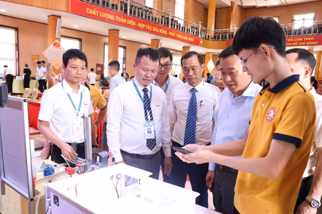 Đại biểu, doanh nghiệp và giảng viên tham quan các mô hình nghiên cứu khoa học ứng dụng của sinh viên Trường Đại học Sao Đỏ.