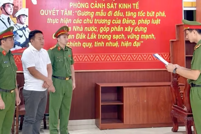 Cơ quan Cảnh sát điều tra Công an tỉnh Đắk Lắk (Phòng Cảnh sát kinh tế) thi hành Quyết định khởi tố vụ án, khởi tố bị can và bắt tạm giam đối với Nguyễn Viết Lãm. (Ảnh: Công an tỉnh Đắk Lắk)
