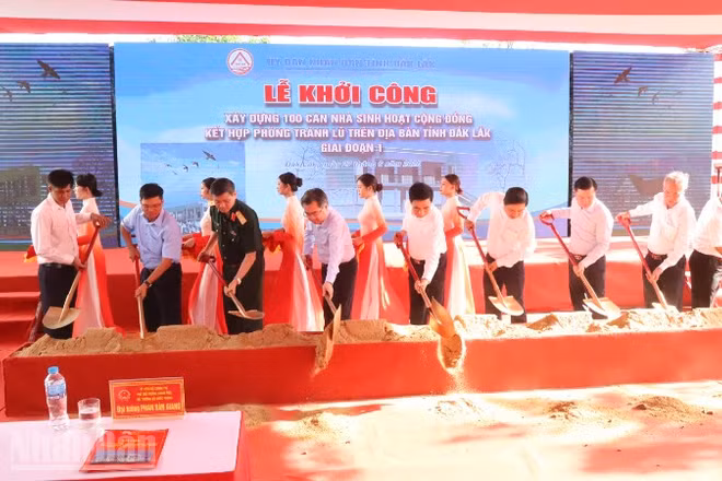 Đại tướng Phan Văn Giang và các đại biểu khởi công nhà sinh hoạt cộng đồng kết hợp phòng tránh lũ tại xã Hòa Thịnh. 