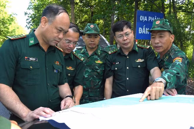 Đoàn công tác nghiên cứu bản đồ, khảo sát các địa điểm xây dựng kè sông, suối biên giới tại khu vực biên giới Đắk Lắk-Mondulkiri.