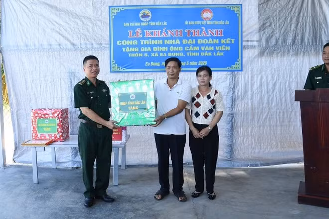 Đại diện Ban Chỉ huy Bộ đội Biên phòng tỉnh Đắk Lắk trao quà tặng chúc mừng gia đình ông Viễn.
