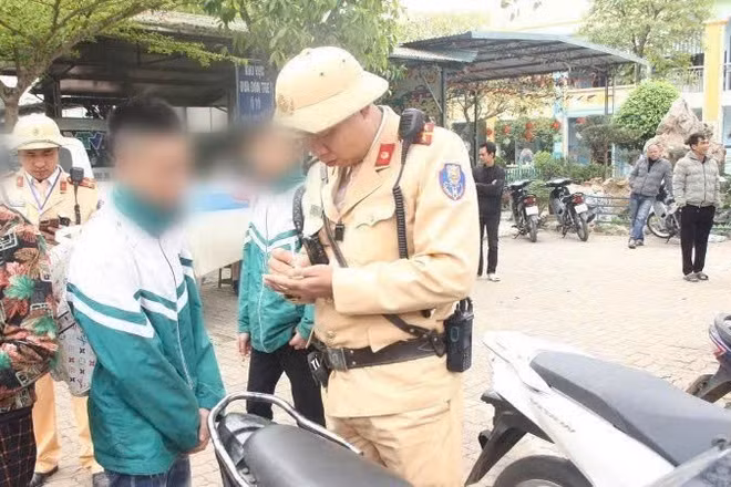 Cảnh sát giao thông Thành phố Hà Nội kiểm tra chuyên đề và xử lý vi phạm.