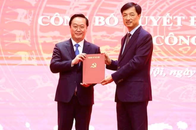 Bí thư Thành ủy Hà Nội Nguyễn Duy Ngọc trao quyết định cho đồng chí Nguyễn Đức Trung.