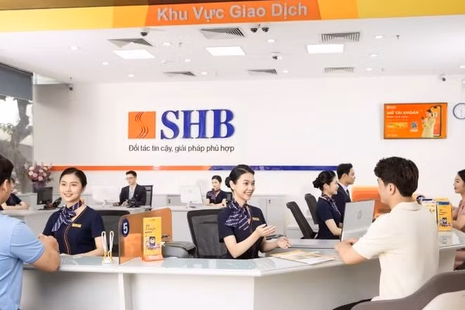 Giao dịch khách hàng tại chi nhánh ngân hàng SHB.