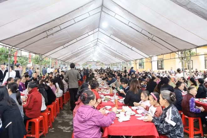 Bữa cơm đại đoàn kết ở xóm Hồng Thái, xã Hưng Nguyên Nam.