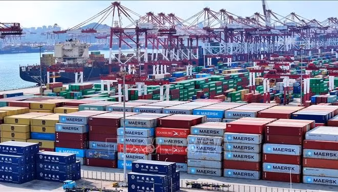 Quang cảnh cảng hàng hóa tại Thanh Đảo, tỉnh Sơn Đông, Trung Quốc. (Ảnh: THX/TTXVN)