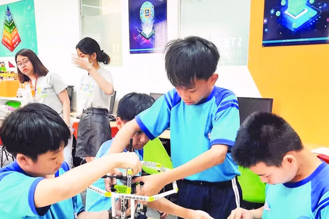 Học sinh trải nghiệm tại Trung tâm Giáo dục STEAMZone, Khu Công viên phần mềm Quang Trung