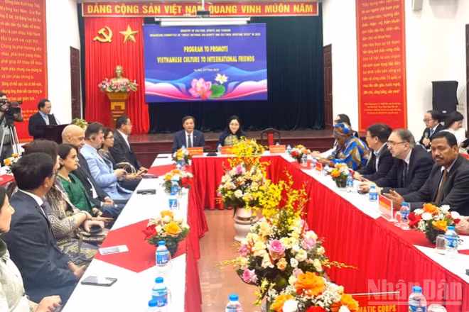 Các đại sứ, đại biện, trưởng các cơ quan, tổ chức quốc tế thăm quan Làng Văn hóa-Du lịch các dân tộc Việt Nam. 