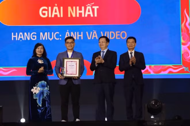 Phó Thủ tướng Chính phủ Mai Văn Chính trao giải Nhất hạng mục ảnh cho tác giả Phạm Ngọc Long Thiên với tác phẩm “Việt Nam kỷ nguyên vươn mình”. 