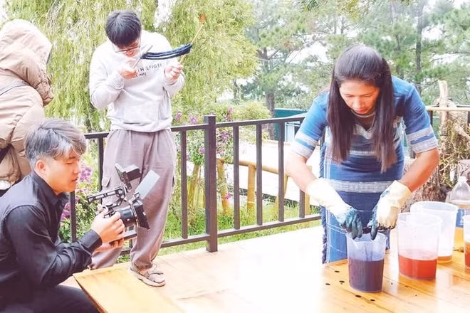 Lâm Đồng đẩy mạnh đưa thông tin về văn hóa, du lịch lên nền tảng số. (Ảnh MAI VĂN BẢO)
